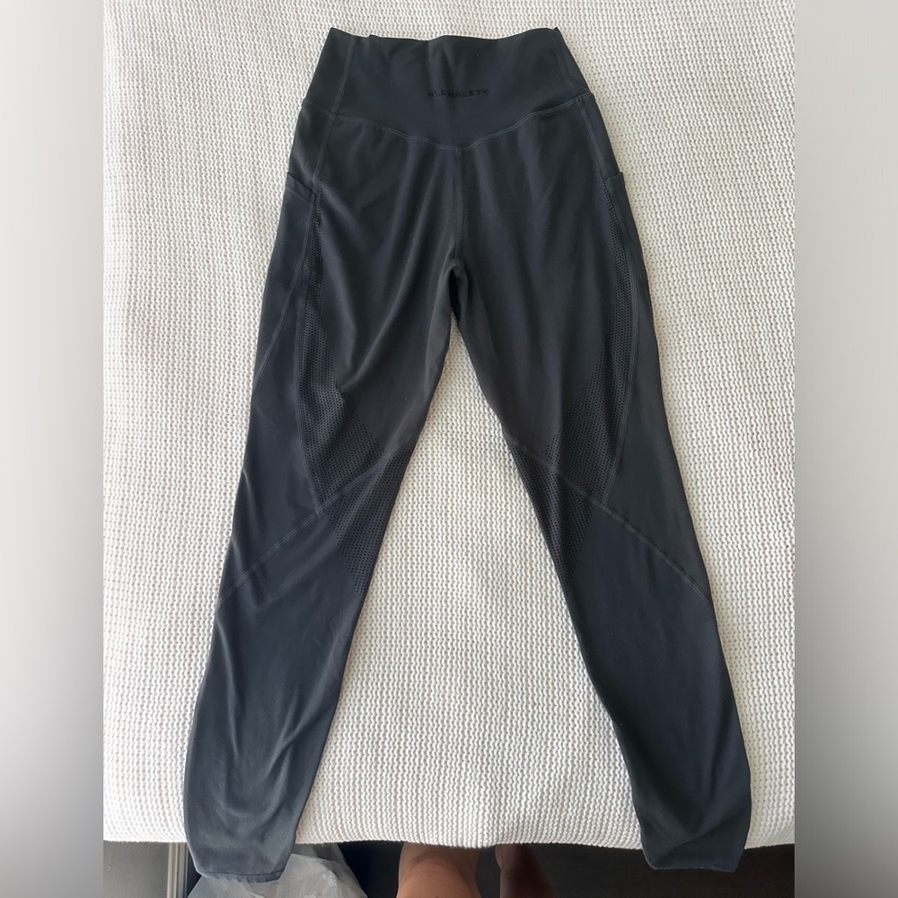 Alphalete Surface Pocket Laser Cut Leggings Dark Grey Size Small - Picture 5 of 10